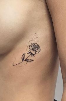 imagem de tatuagem feminina na costela 