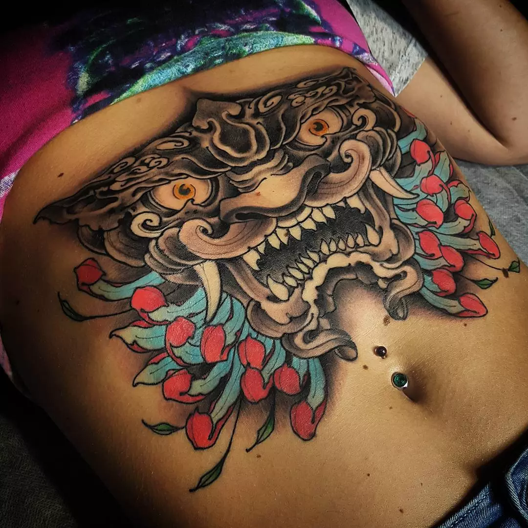 Tatuagem Feminina na Barriga