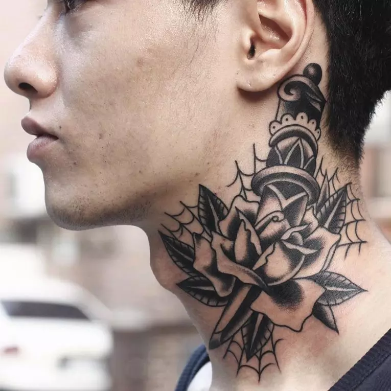 Tatuagem no Pescoço
