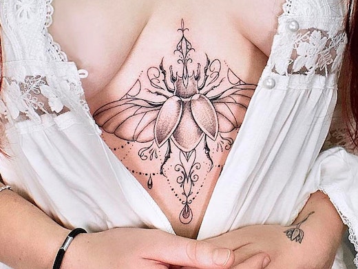 imagem de Tatuagem no Meio dos Seios