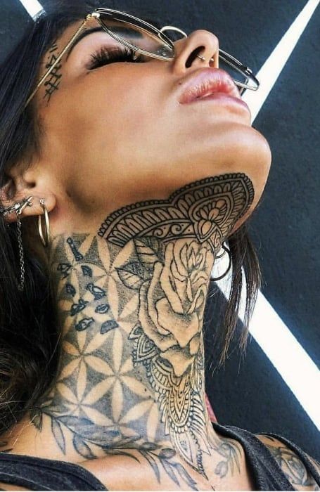 tatuagem feminina no pescoço