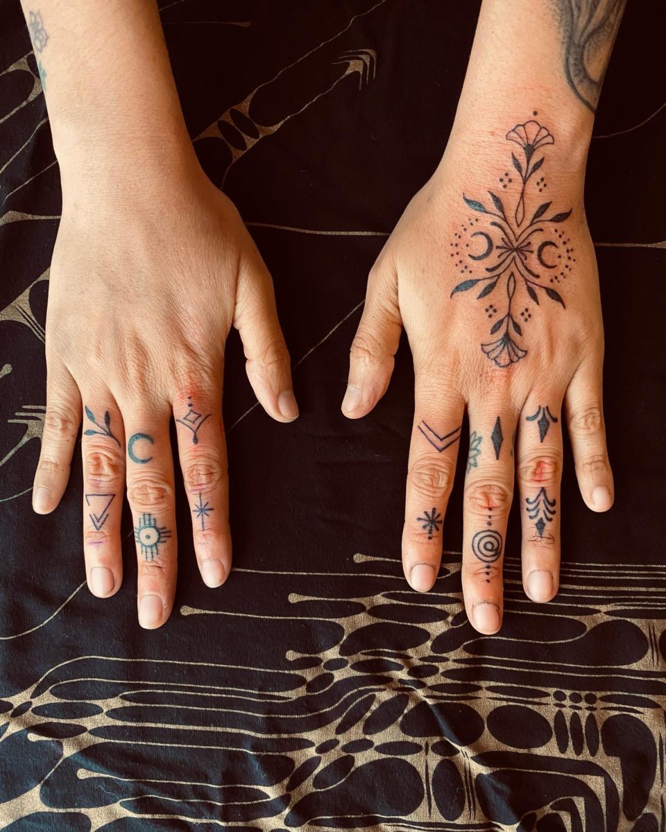Imagem de Tatuagem Feminina na Mão