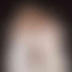 Familiefotoshoot met baby in een lichte fotostudio in Amsterdam