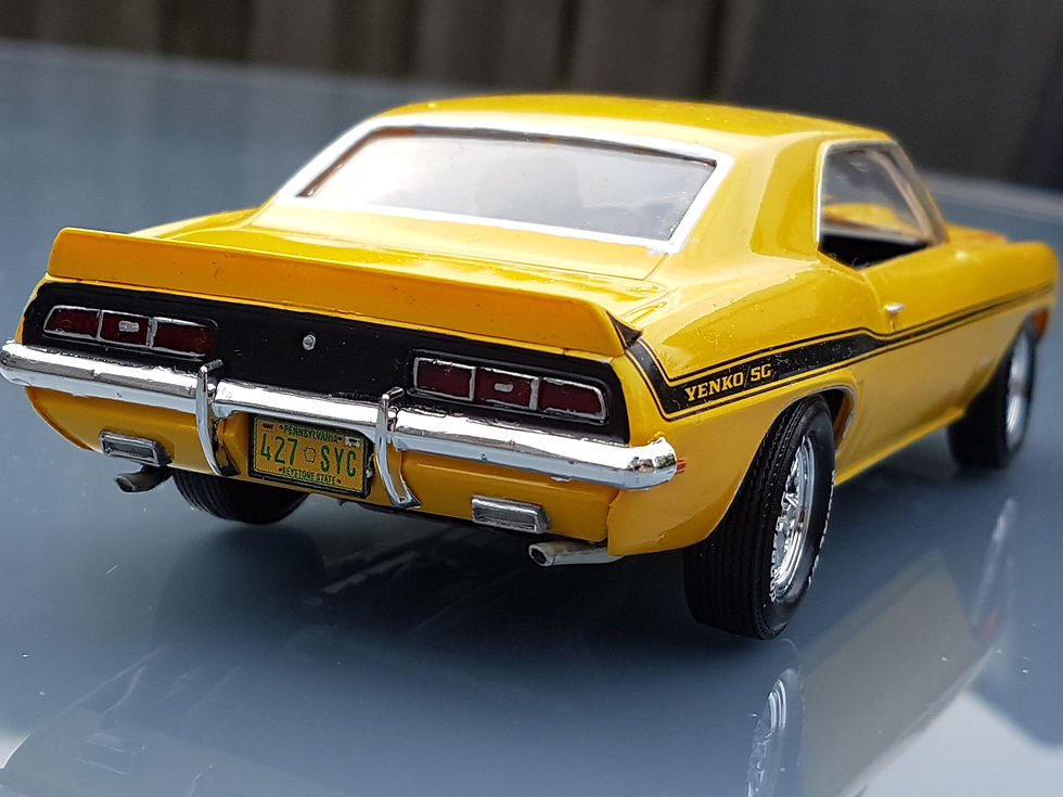 Miniatura: Yellow 1969 Yenko Camaro model car