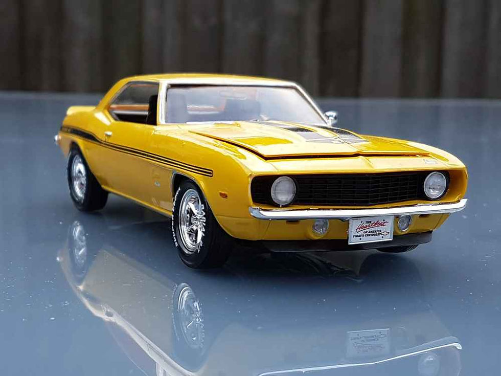 Miniatura: Yellow 1969 Yenko Camaro model car
