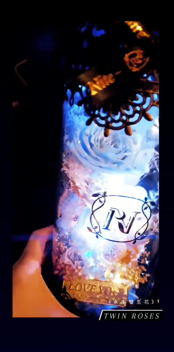 縮圖：Twin Roses 夢幻雙生花 - 發光花&永生花玻璃擺設 (紫藍色系)