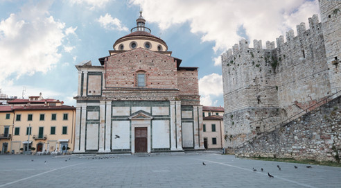 Piazza del Duomo di Prato con la Cattedrale di Santo Stefano e le mura medievali.