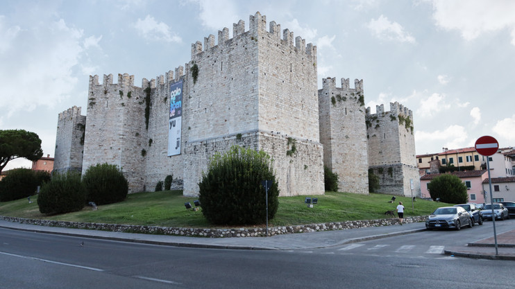Castello dell’Imperatore a Prato, fortezza medievale vista dall’esterno.