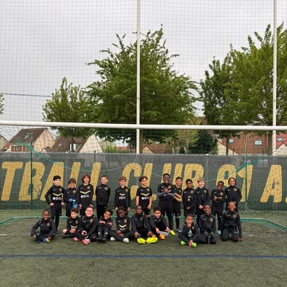Équipe de jeunes du FC 91 AEL réunie sur le terrain