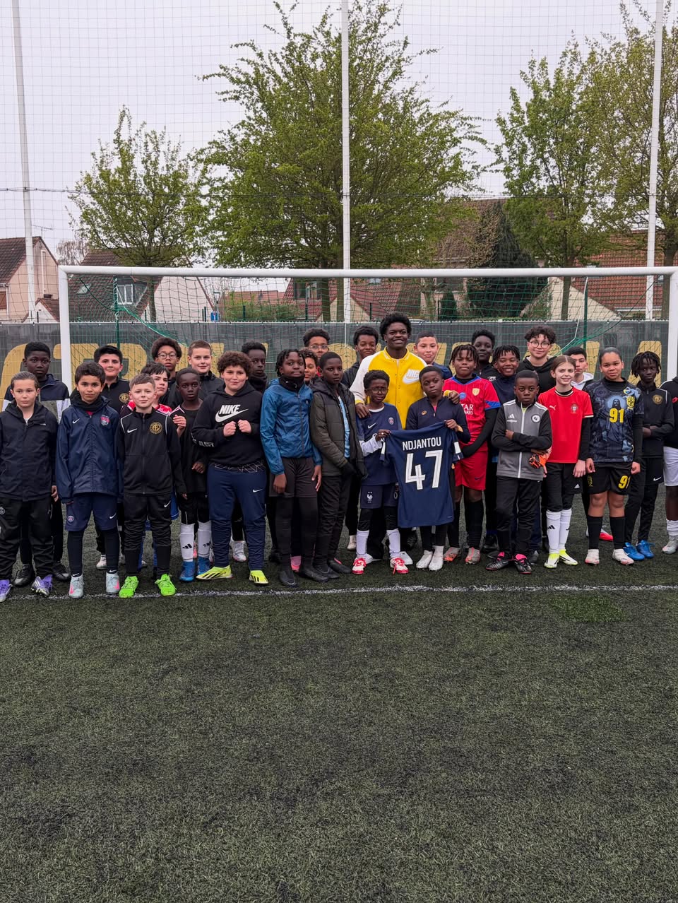 Quentin Ndjantou entouré des jeunes du FC 91 AEL