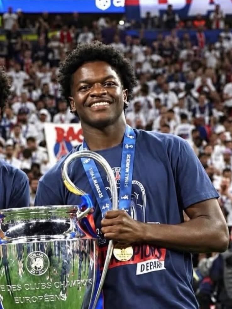Quentin Ndjantou avec le trophée de la Ligue des Champions