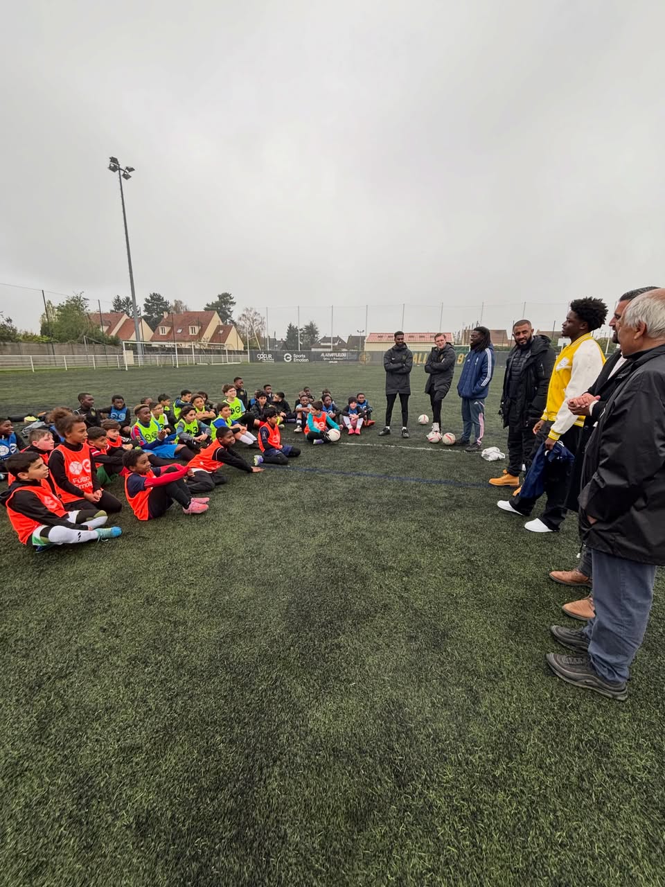 Quentin Ndjantou échange avec les jeunes du FC 91 AEL sur le terrain