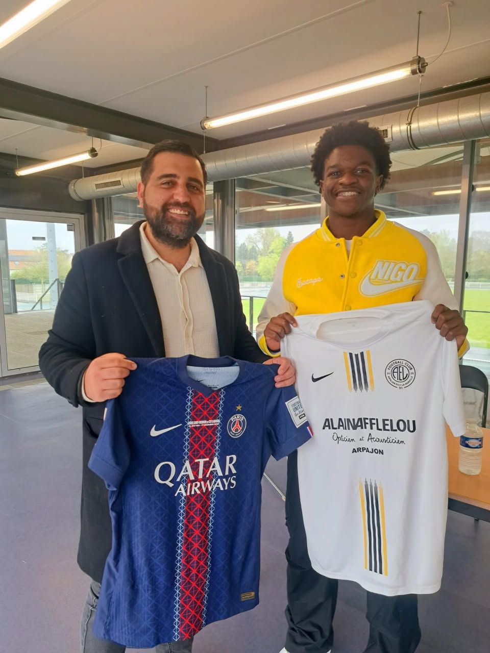 Quentin Ndjantou présente les maillots du Paris Saint-Germain et du FC 91 AEL