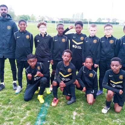 Jeunes joueurs du FC 91 AEL en tenue noire Nike avec l'écusson AEL