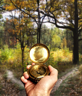 Mão segurando a bússola