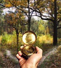 Main tenant un compas en or