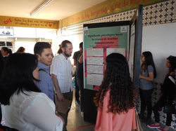 Los jueces evaluando los carteles