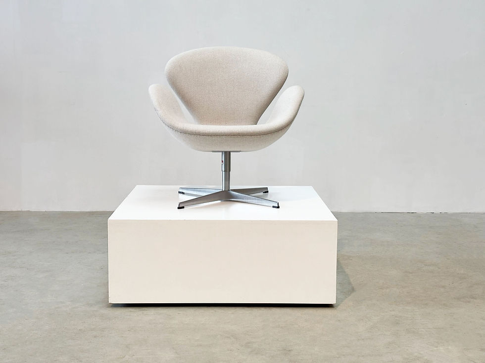 Thumbnail: Swan chair by Arne Jacobsen for Fritz Hansen