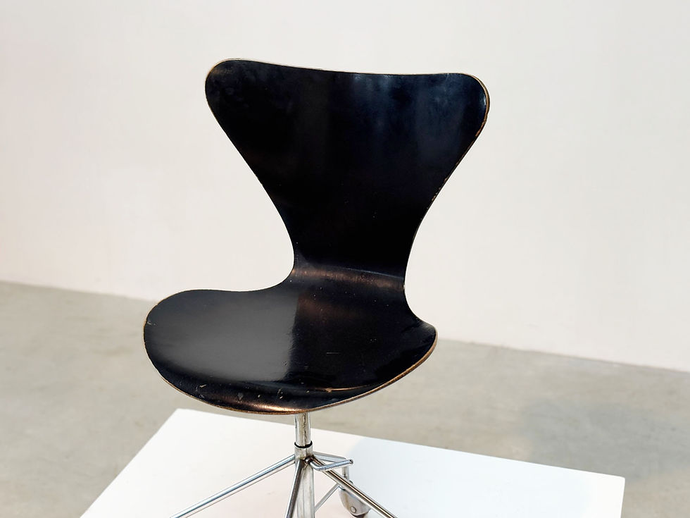 Thumbnail: Early 3217 office chair by Arne Jacobsen