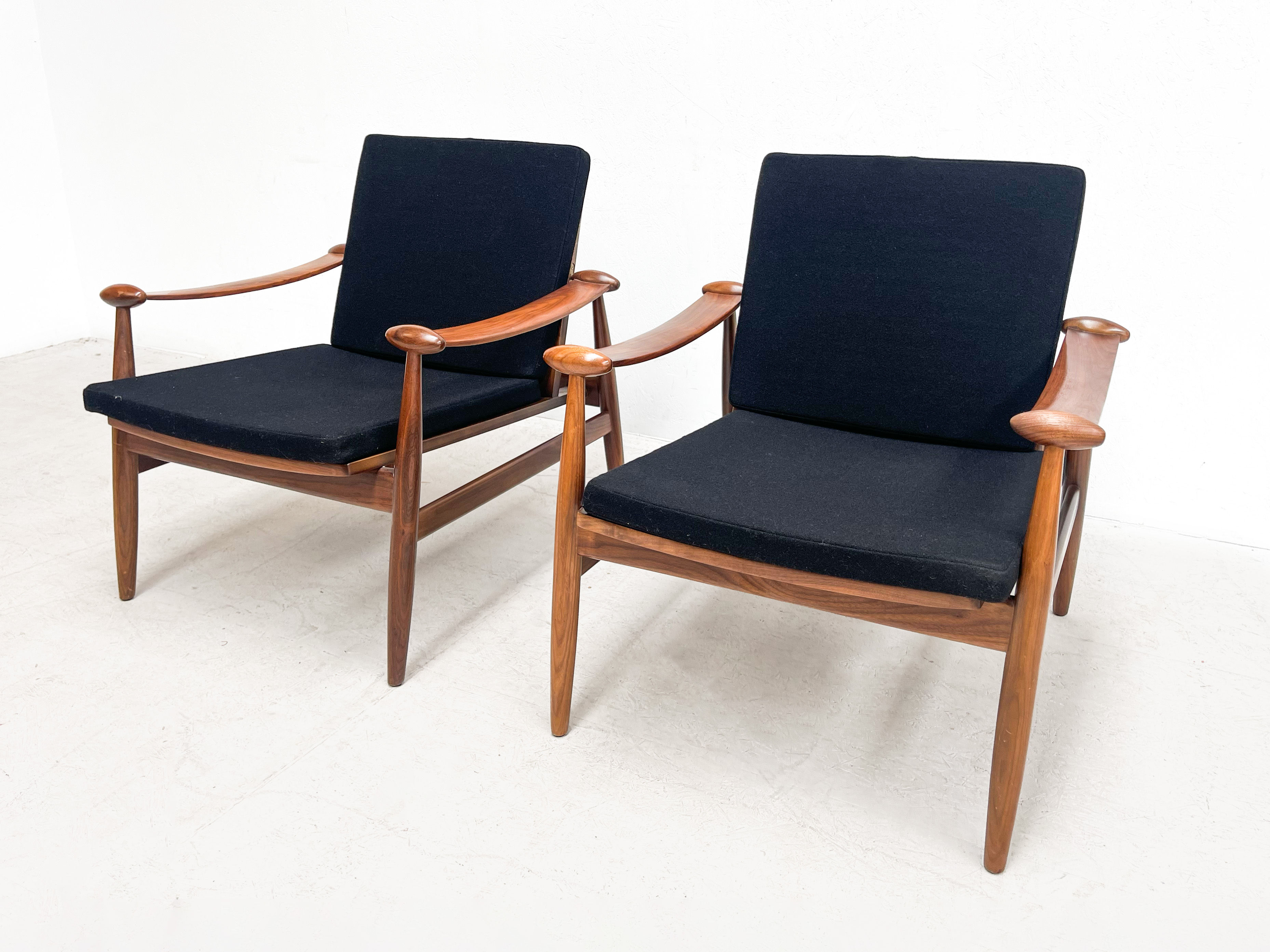 Set of 2 FD133 Finn Juhl easy chairs