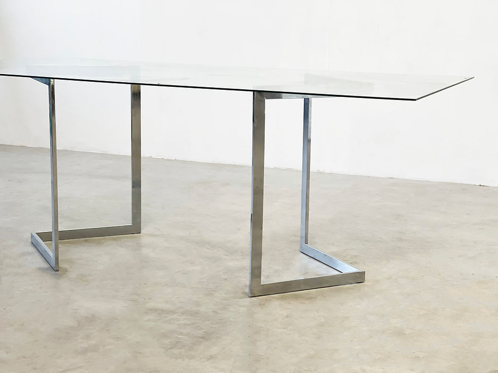 Thumbnail: Geometric and sculptural dining room table