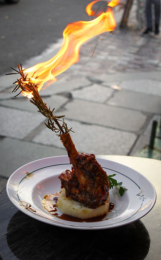 Souris d'agneau confite au miel de montagne, romarin fumé, purée maison façon du chef