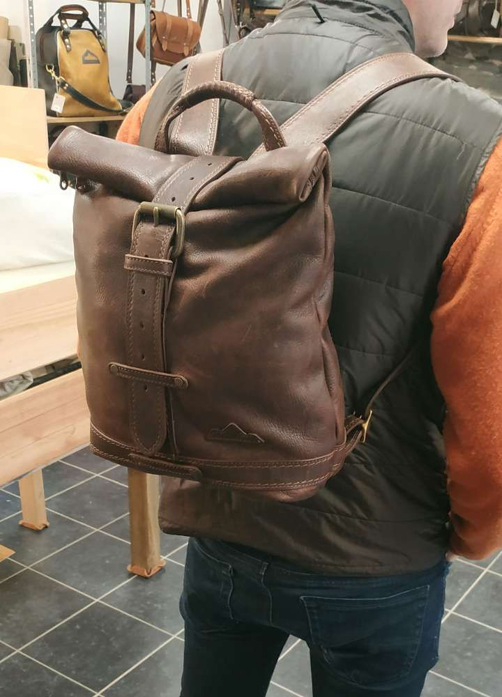 Sac à dos en cuir brun foncé Matosha maroquinerie