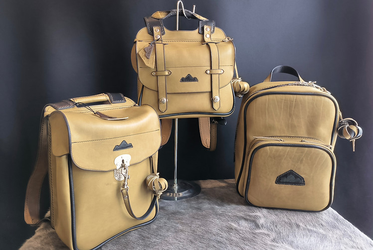sac à dos en cuir de sellerie vert olive ,de fabrication vraiment artisanal certainement indestructibles