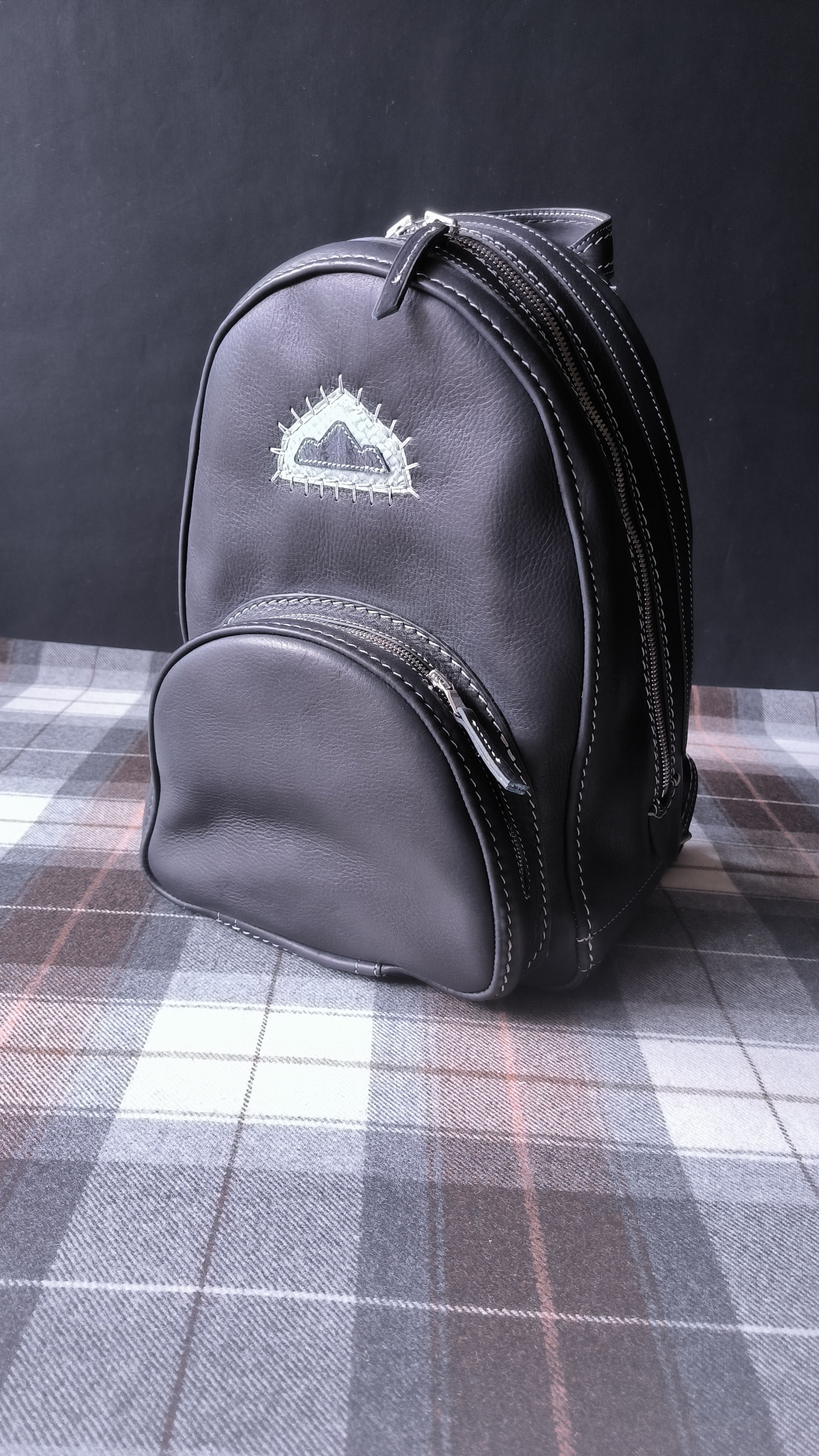 Sac à dos taille L en cuir bleu nuit et fil gris