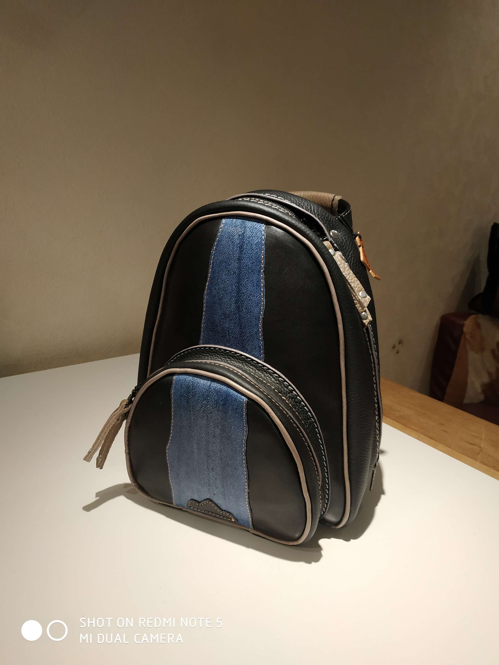 Sac à dos noir avec bande bleue verticale