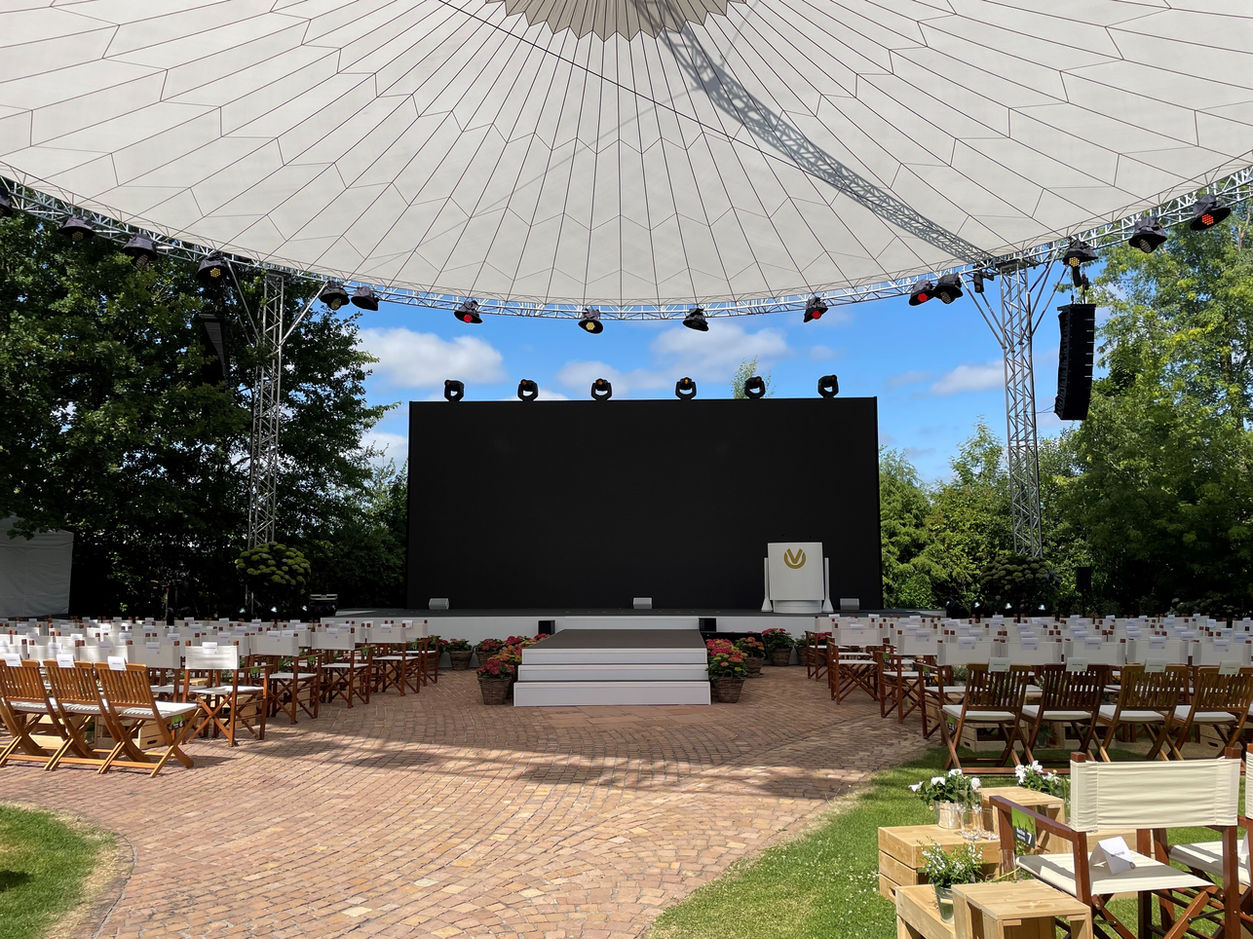 Professioneller Messebauer aus Frankfurt und Wiesbaden, Eventbau und Setbau in Frankfurt, Eventausstattung Fest der Gewinner in Marburg