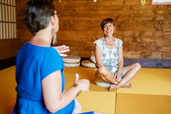 Temps d’échange en début de formation massage aux bambous à Brocéliande