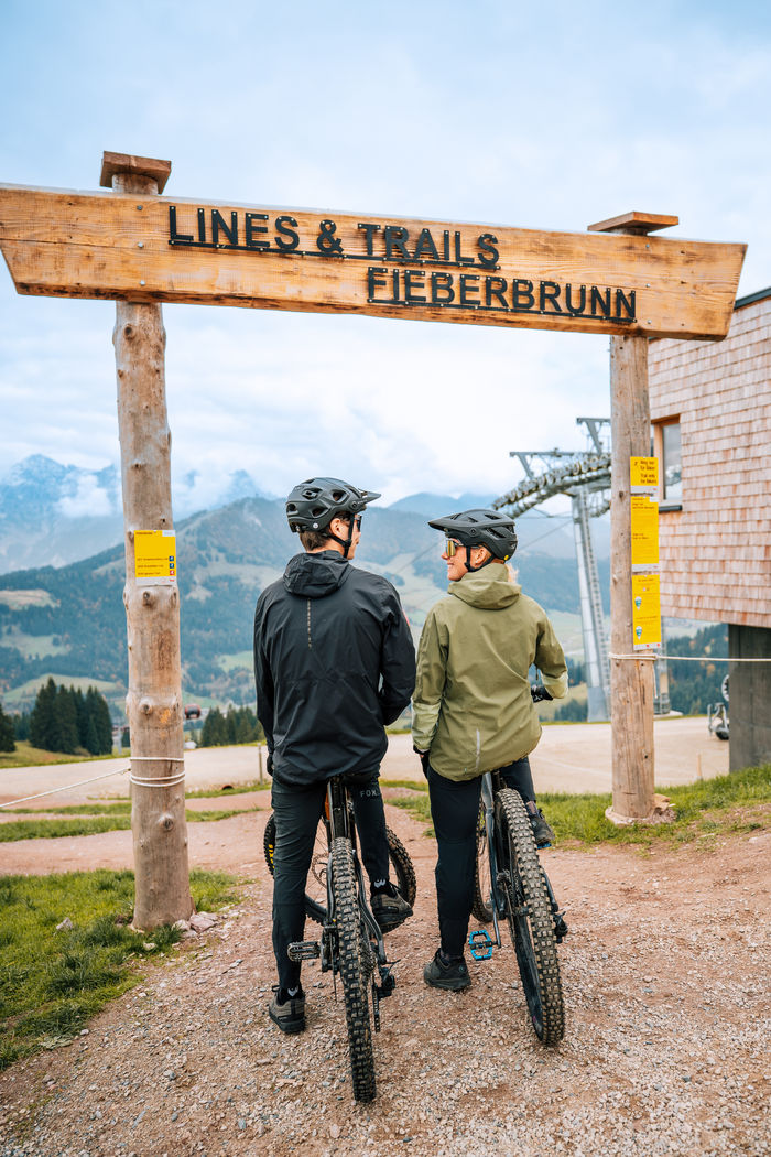 Mountainbiker am Start der Trails