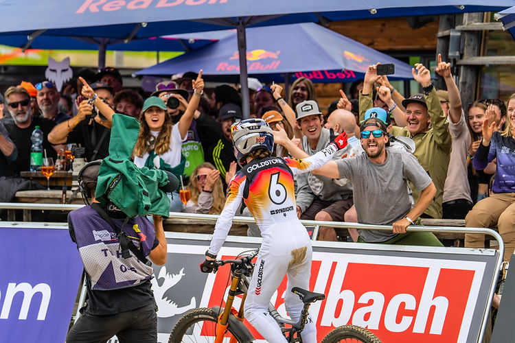 Mountainbiker jubelt im Zielbereich