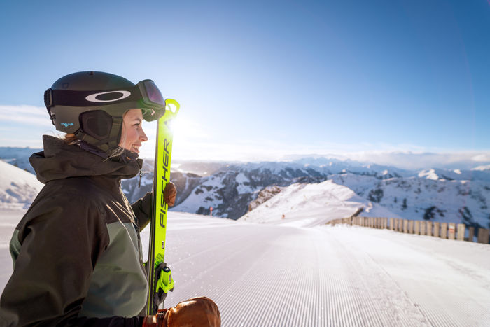 Skifahrerin bei Sonnenaufgang am Berg
