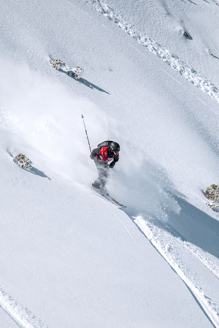 Freerider rides through powder snow