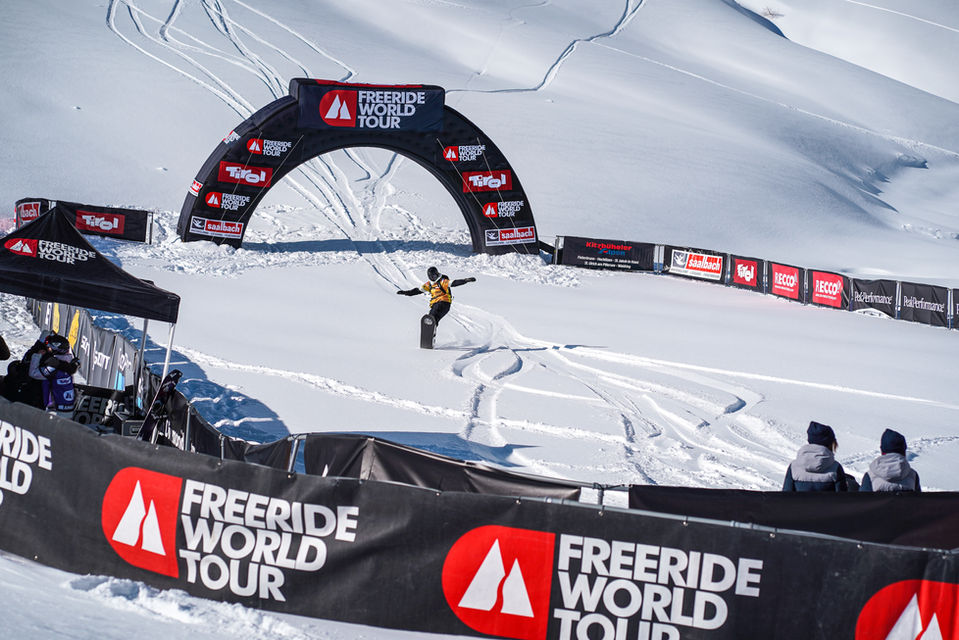 Snowboarderin fährt durchs Ziel bei der Freeride World Tour