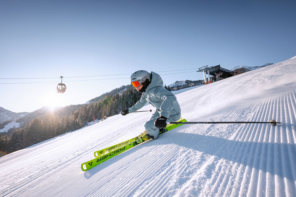 Skifahrerin fährt über frisch präparierte Piste