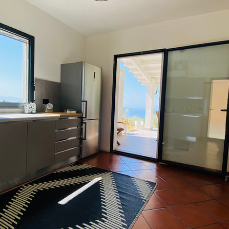 Fully equipped kitchen with direct access to the outdoor terrace and garden