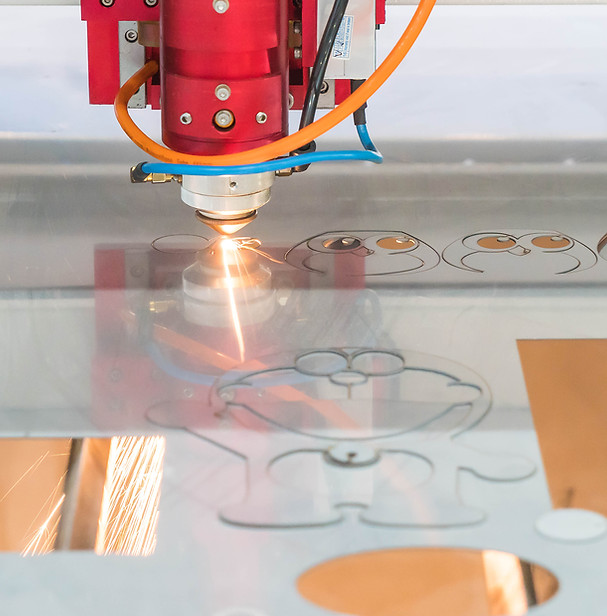 Nous utilisons la découpe laser pour réaliser des enseignes précises et haut de gamme. Cette technologie permet de découper l