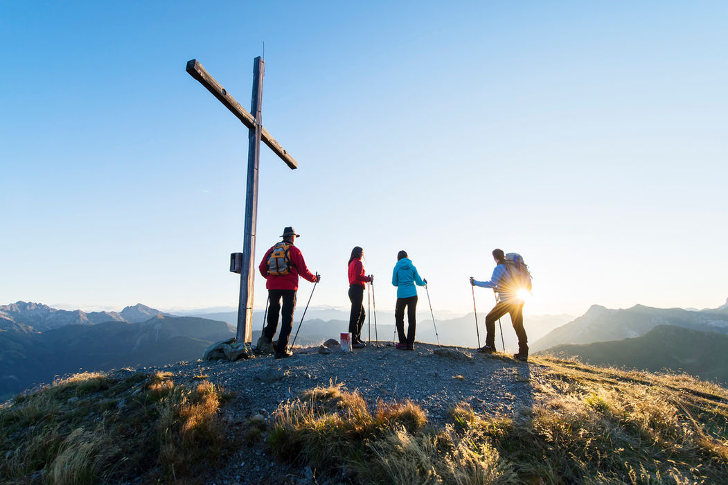 Familie auf dem Gipfel eines Berges
