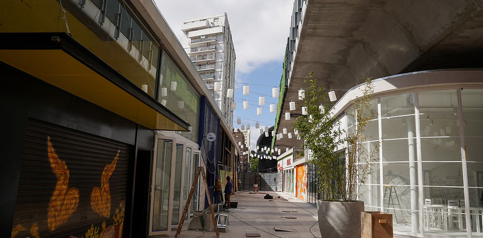 Bares y comercios bajo las vías del tren Mitre: cómo es el nuevo paseo que agranda el Barrio Chino