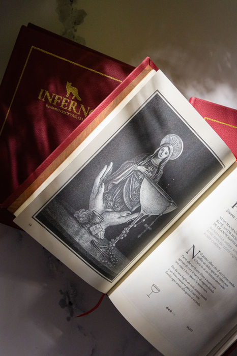 Libro carta menú artesanal encuadernado a mano creado para Renard Cocktail Club Málaga
