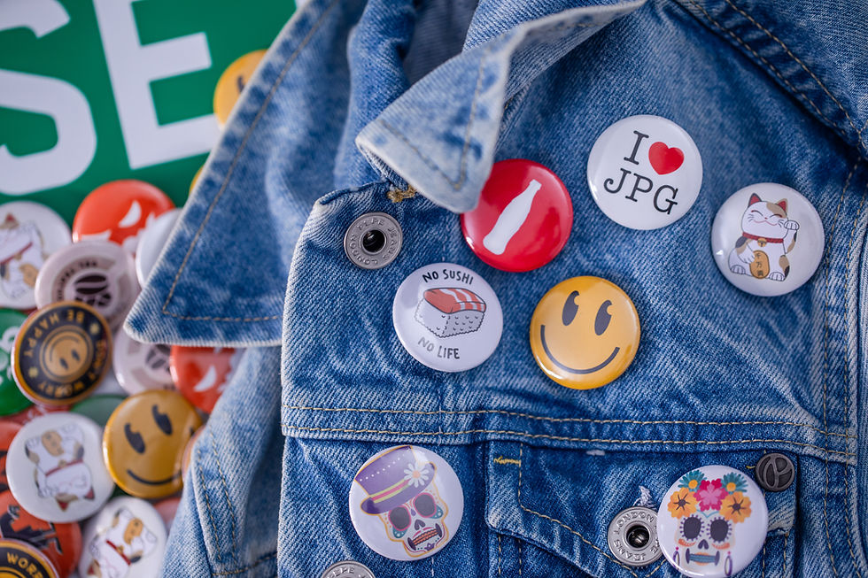 Chapas y pins personalizados para eventos locales y branding de marca