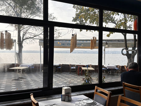 Camlı Köşk Restaurant iç mekan, Büyükçekmece sahilinde deniz manzaralı balık restoranı ferah oturma alanı ve akşam yemeği ortamı