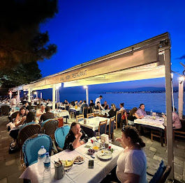 Büyükçekmece sahilinde deniz manzaralı balık restoranı iç mekan, Camlı Köşk Restaurant akşam yemeği masası