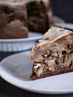 Яблучно-горіхова шарлотка з цілозернового борошна