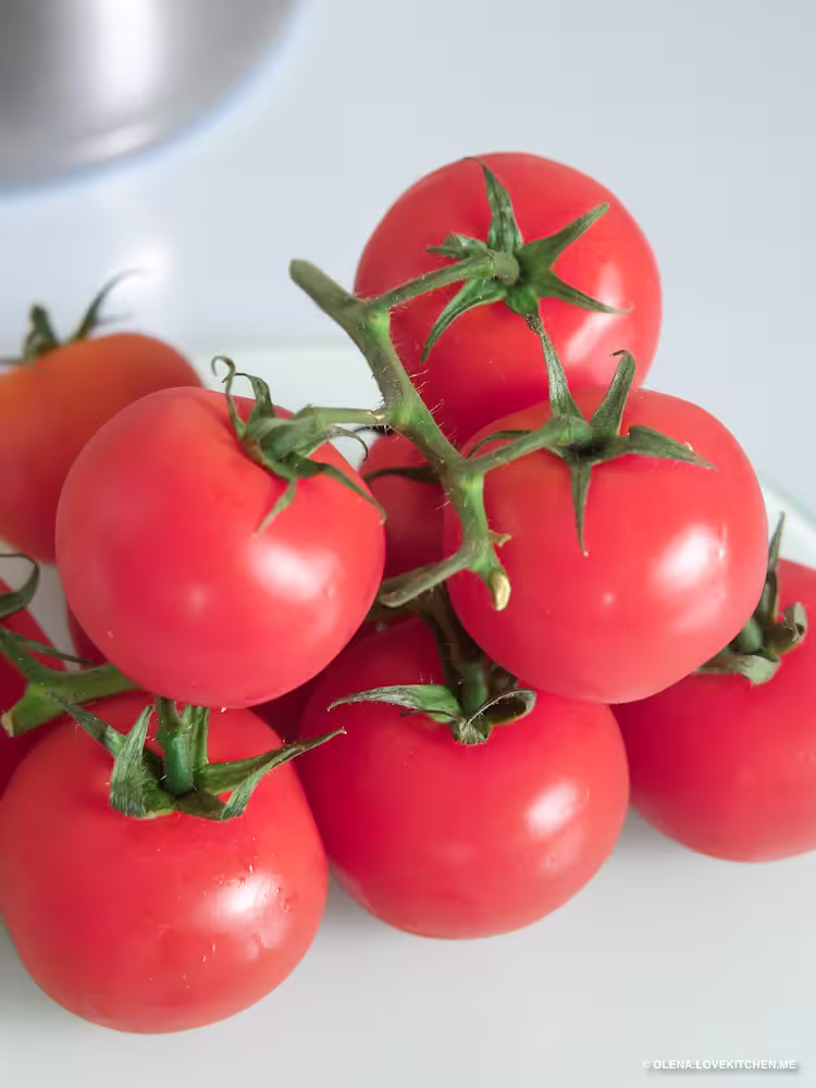 тартар із томатів з бурратою, томатний тартар з кремовою бурратою, подача тартара з бурратою і базиліком, буррата з томатним тартаром