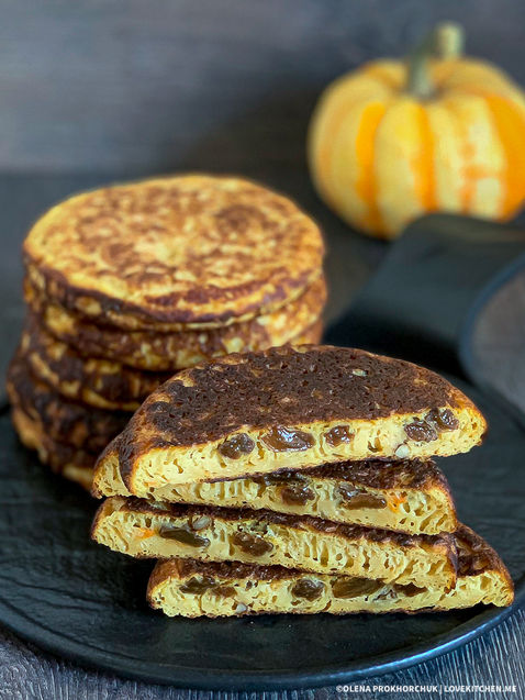 Пухкі гарбузові оладки з горіхами та родзинками - ідеальний осінній сніданок!