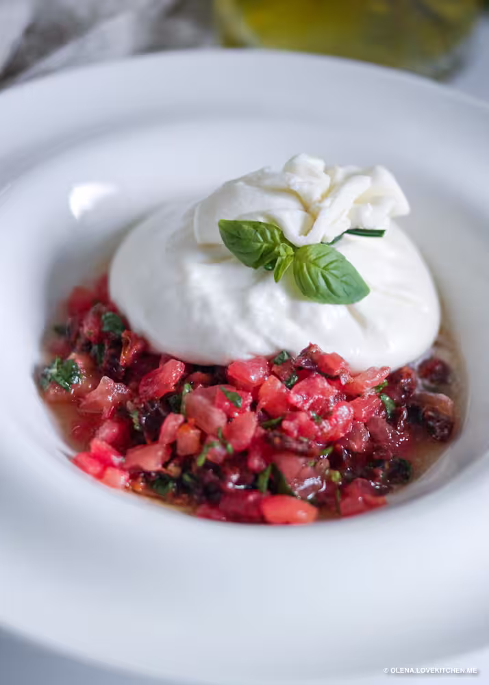 тартар із томатів з бурратою, томатний тартар з кремовою бурратою, подача тартара з бурратою і базиліком, буррата з томатним тартаром